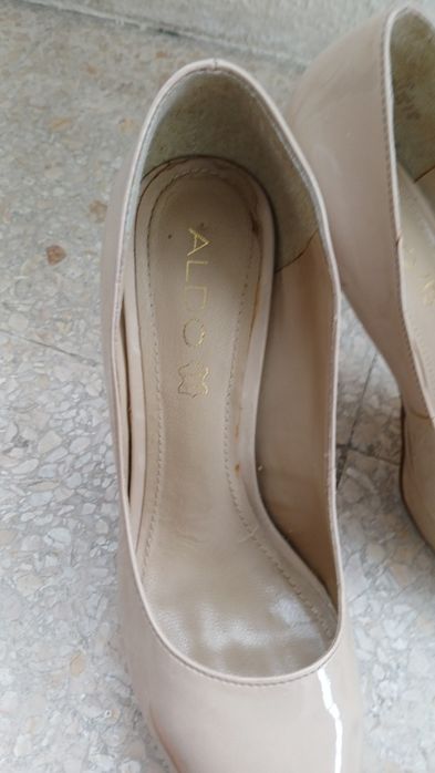 Sapatos de salto alto de verniz bege Aldo