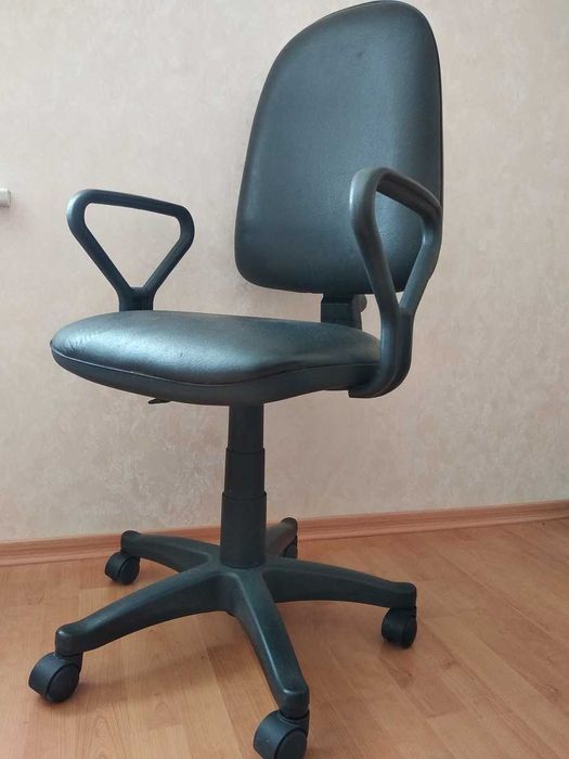 Пересилання. Крісло комп'ютерне Чорна натуральна шкіра.