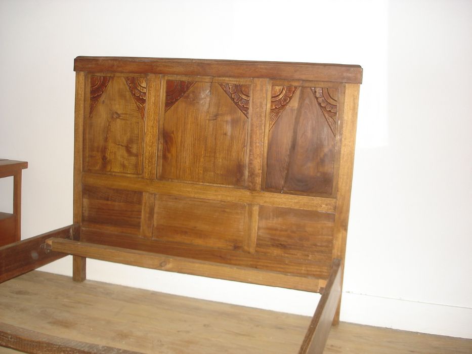 Cama vintage de madeira envernizado