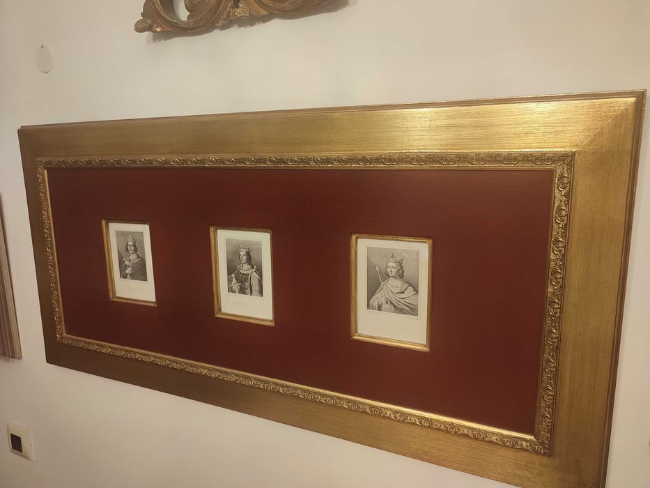 Quadro moldura folha de ouro passpartput grená com três gravuras