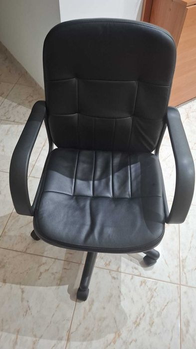 Varias cadeira para escritorio