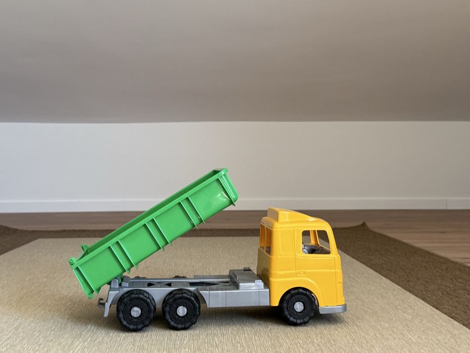 Conjunto de Brinquedos de Construção: Camião e Trator.