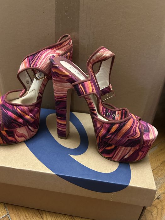 Босоніжки яскраві на каблуку