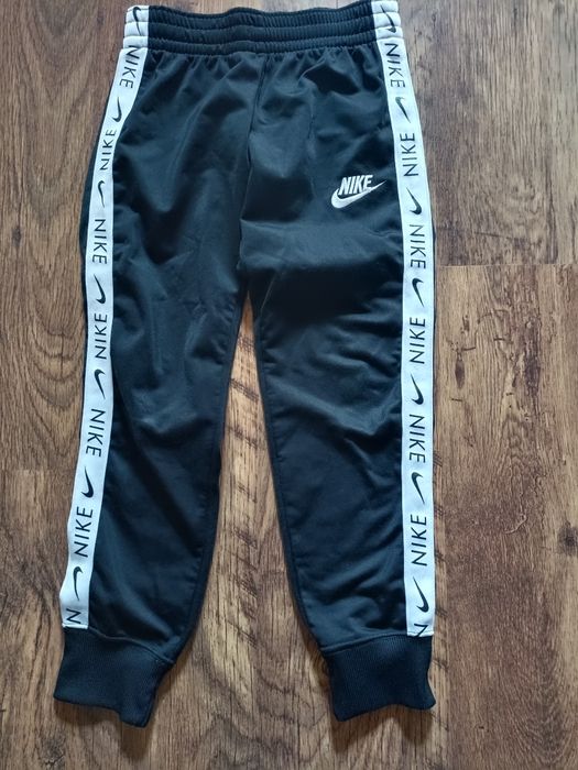 Spodnie chłopięce dresowe Nike roz 128/134