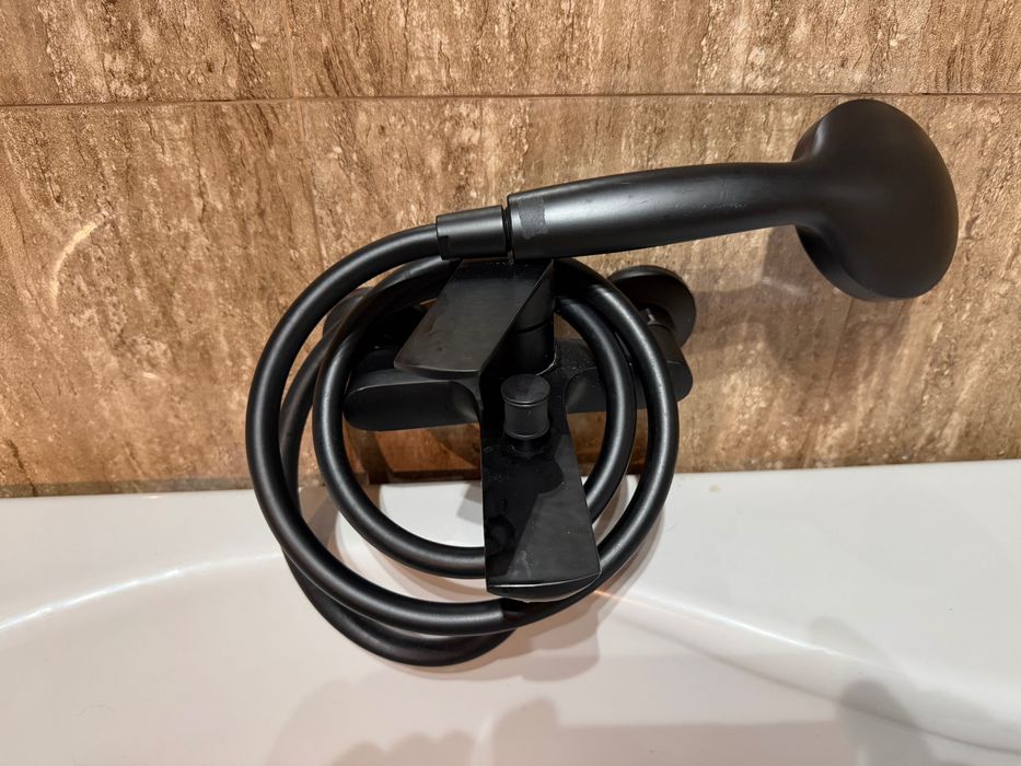 Bateria łazienkowa czarna do wanny, słuchawka