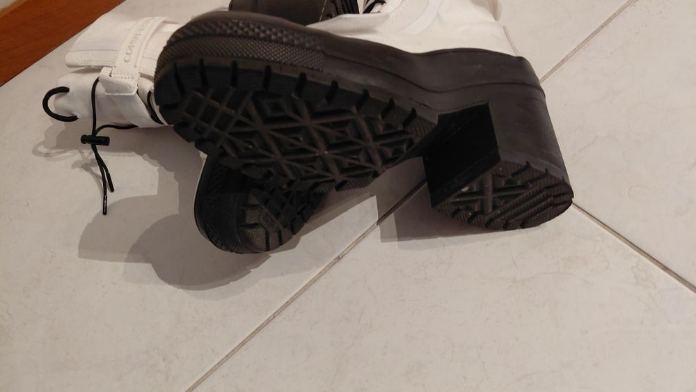 Botins brancos da marca all star converse