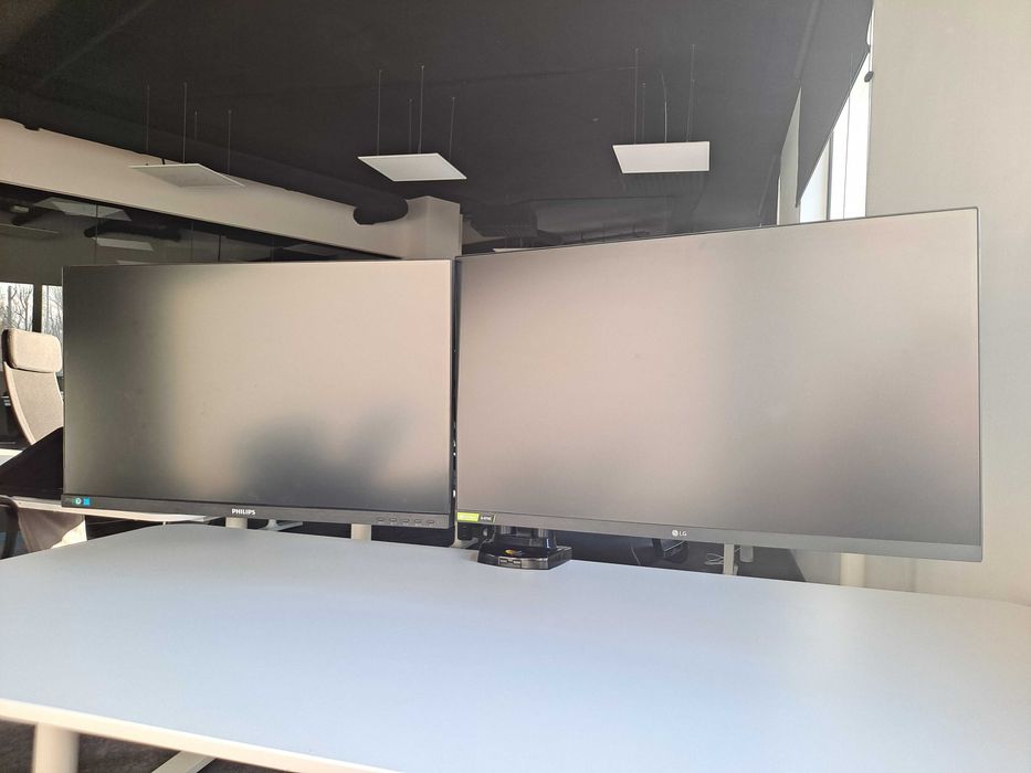 Zestawy monitorów na uchwycie do biurka: 2x Iiyama lub LG + Philips