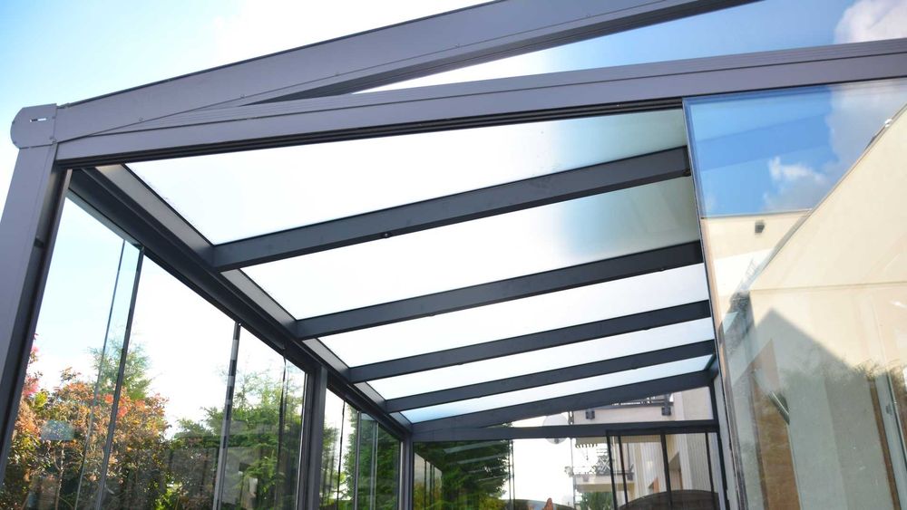 Zadaszenie tarasu ze szkła i aluminium