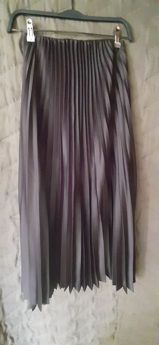 Plisowana spódnica z satynowej tkaniny