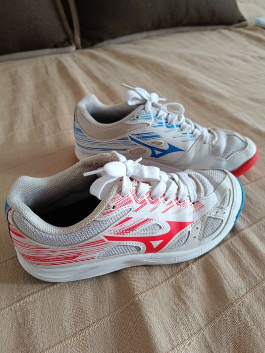Фірмові кросівки Mizuno