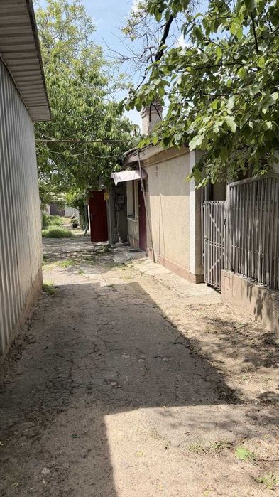 Продається  двокімнатна квартира в Чорноморці, в 5 хвилинах від моря.