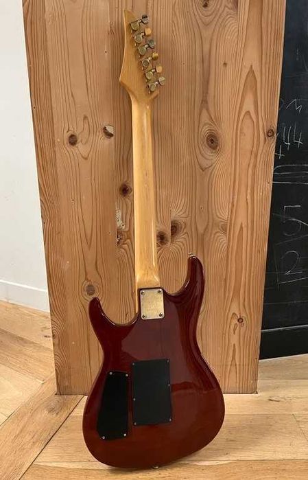Guitarra eléctrica Maison em formato SuperStrat