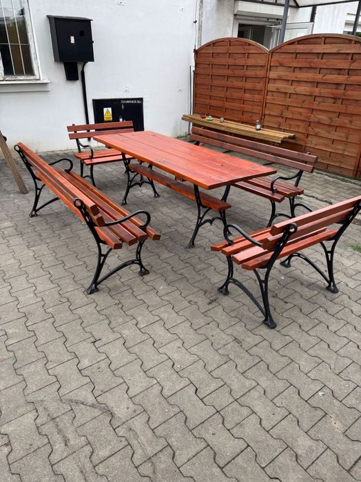 Używany zestaw ogrodowy , stół plus 4 ławki