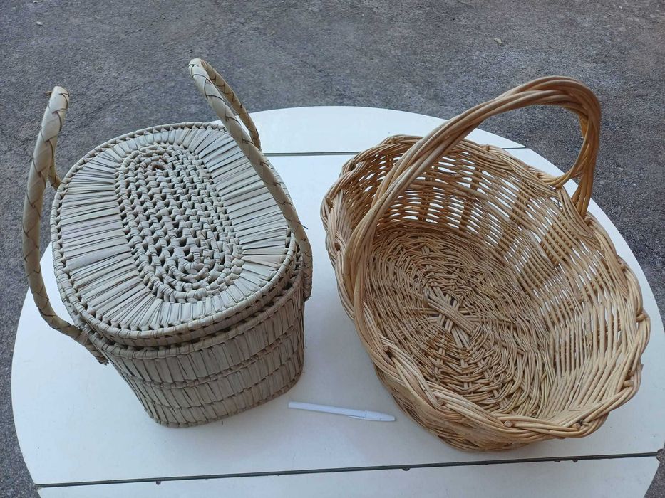 Cestos de palha, de assas