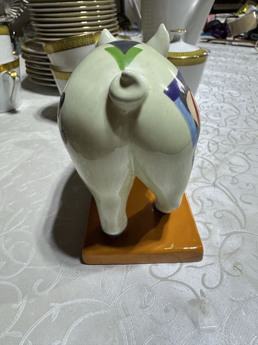 керамічна фігурка свині є частиною колекції "Party Piggies" від нідерландської студії Parastone Studios.