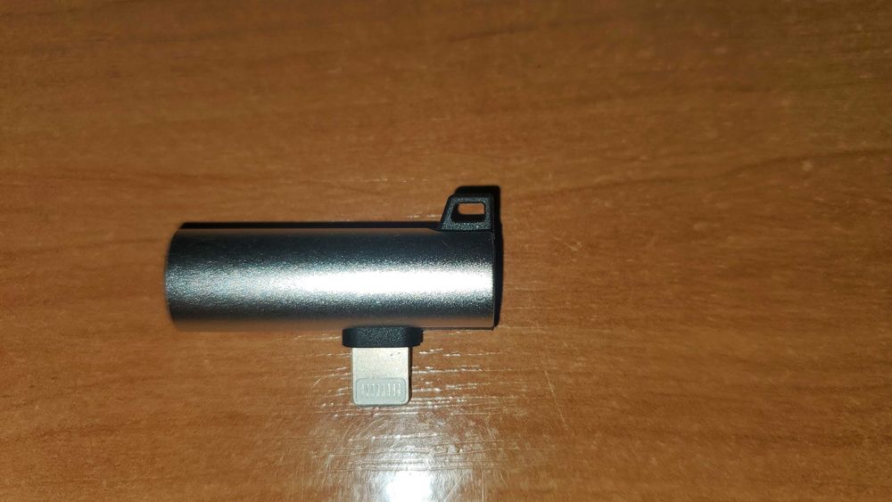 Переходник, адаптер для подключения наушников и зарядки для iPhone