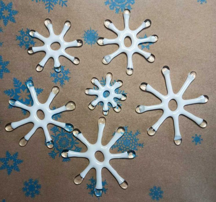 Сніжинки на ялинку, декор