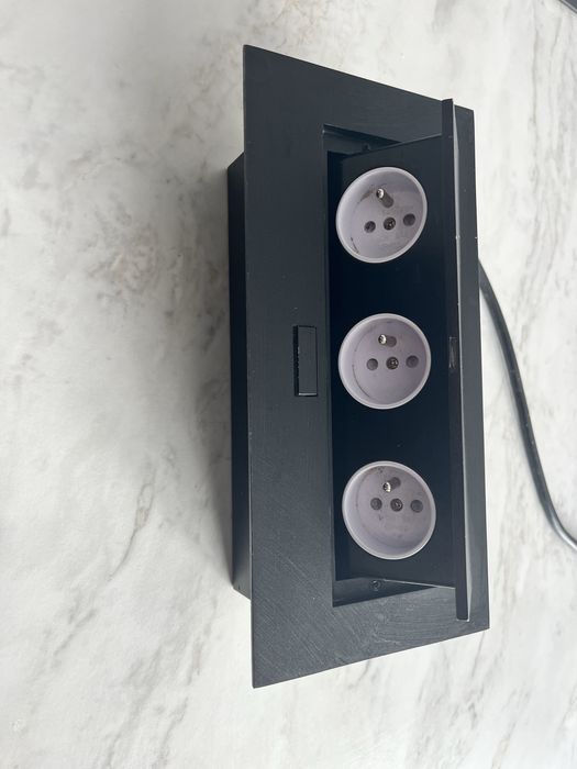 Gniazdo meblowe chowane