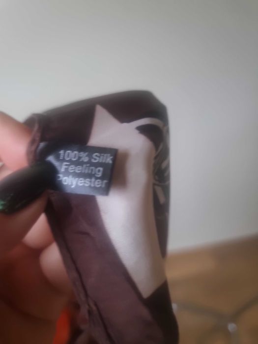 Piekna jedwabna apaszka w stylu Hermes