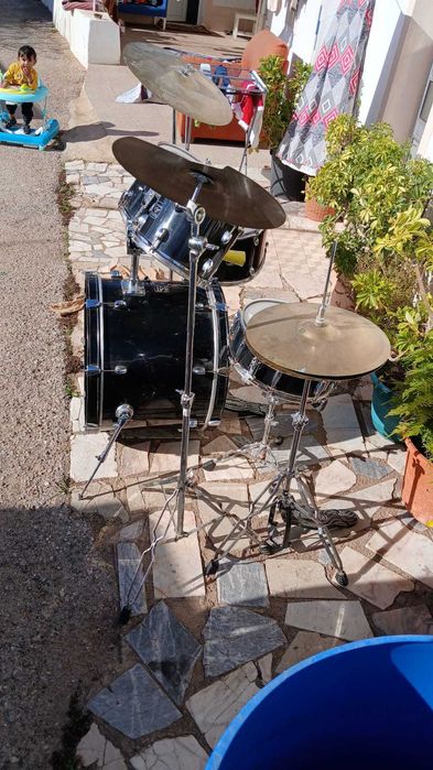 Bateria musical usada , mas em bom estado