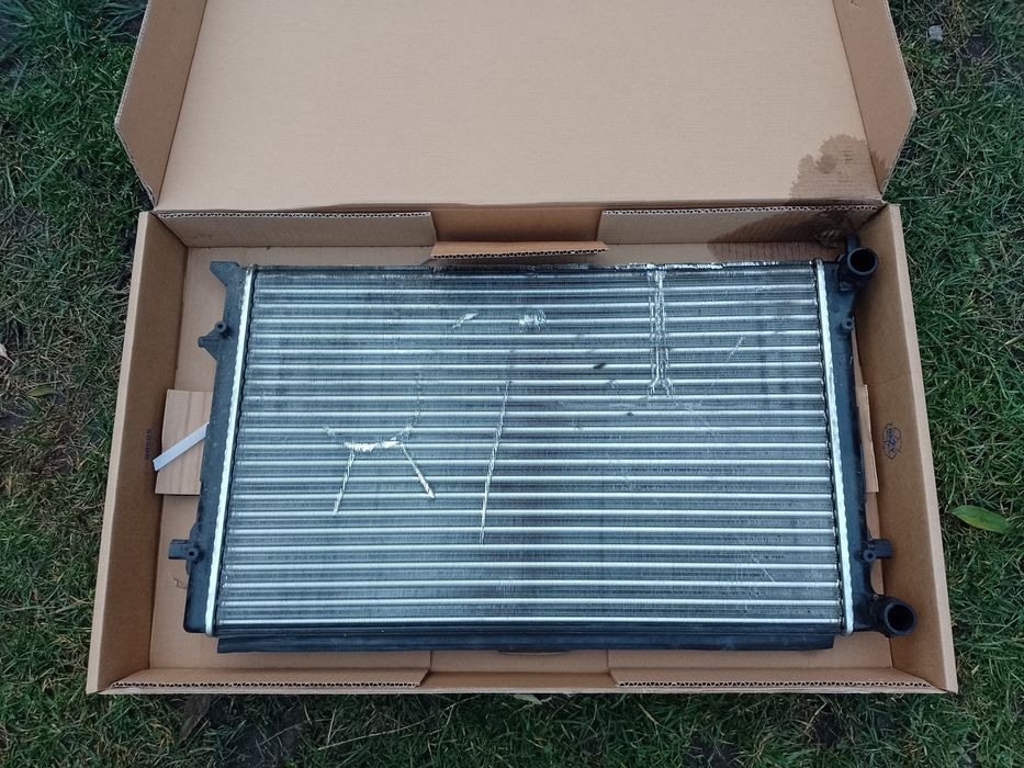 Решітка радіатора, распредвал, радіатор  VW Touran. Бамперні решітки