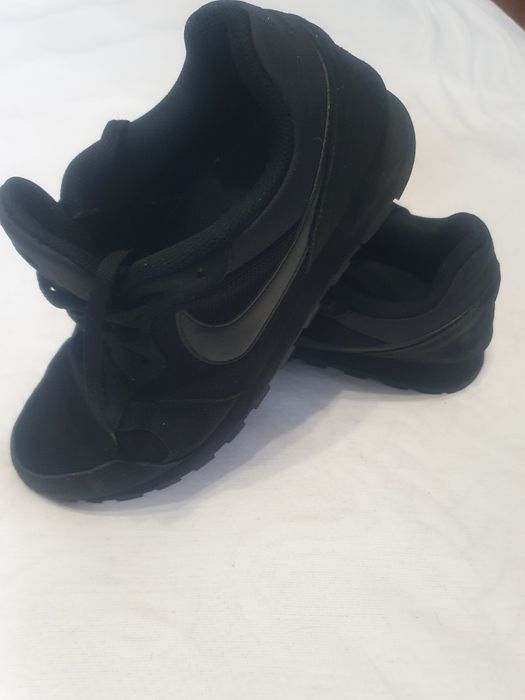 Nike MD Runner 2 (артикул 749794-010 або 749794-002), яка є сучасною інтерпретацією класичних бігових кросівок 43розмір 27.5 см. Стан відмінний.