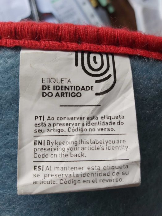 Carpete encarnada da Soderli com 2,38 x 3 metros