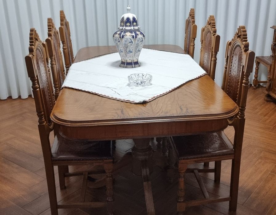 Vendo mobília de sala antiga, completa, com móvel, mesa e 8 cadeiras