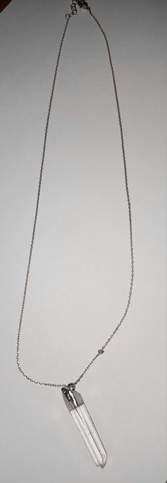 Colar com pendente transparente