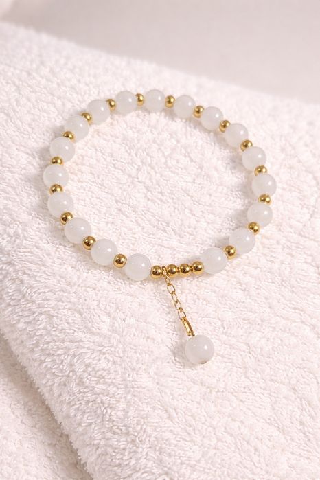 Bransoletka na gumce z białego jadeitu