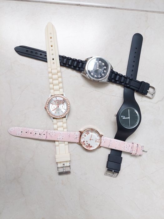 Часы наручные золотистые playboy