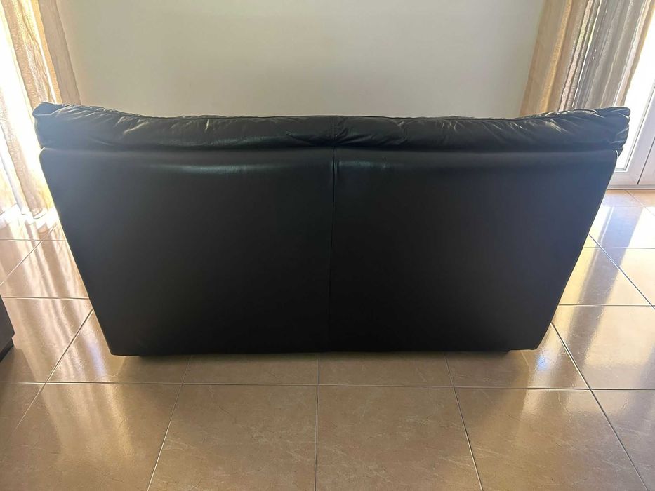 Sofá de pele preto (2 lugares). Material de qualidade