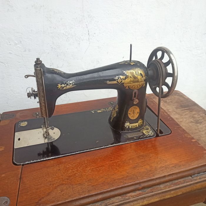 Швейна машинка Singer зі станиною