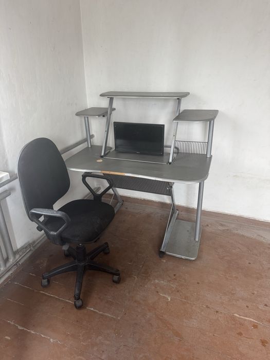 Компюторний стіл та крісло