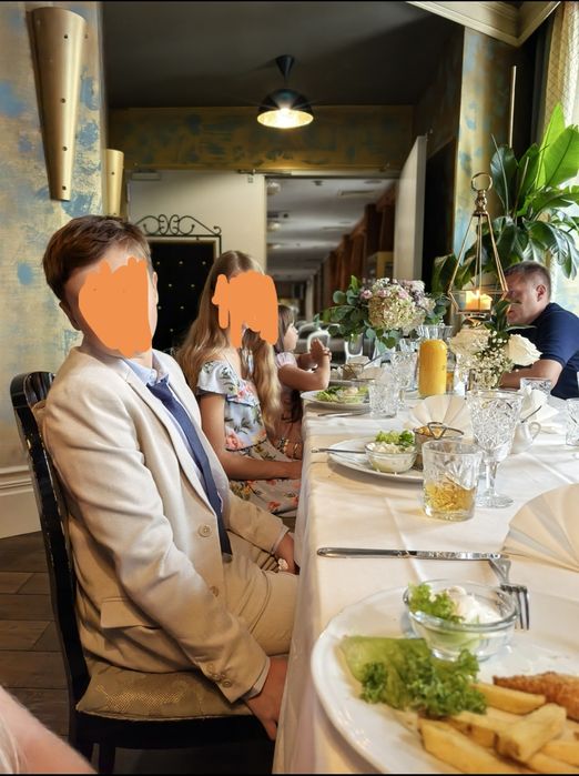 Garnitur beżowy/kremowy dla chłopca rozmiar 164 cm