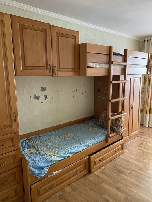 Деревʼяне двоярусне дитяче ліжко разом з шафами, б/у