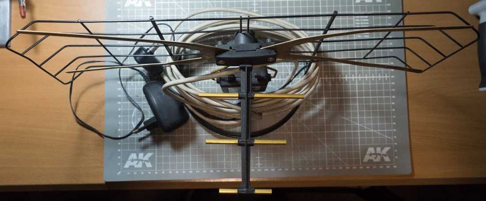 Antena szerokopasmowa ze wzmacniaczem - (antena pokojowa)