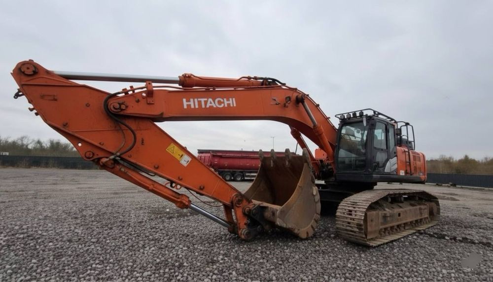 С оператором гусеничный экскаватор, екскаватор, земляні роботи