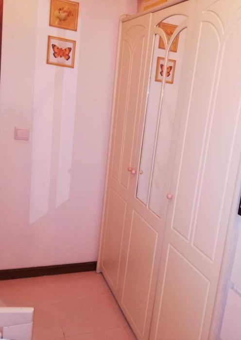 Cama de solteiro e roupeiro lacados a branco