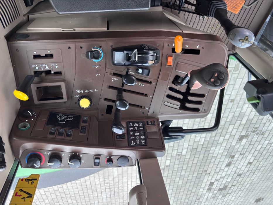 John Deere 6820 з фронтальним навантажувачемTrima