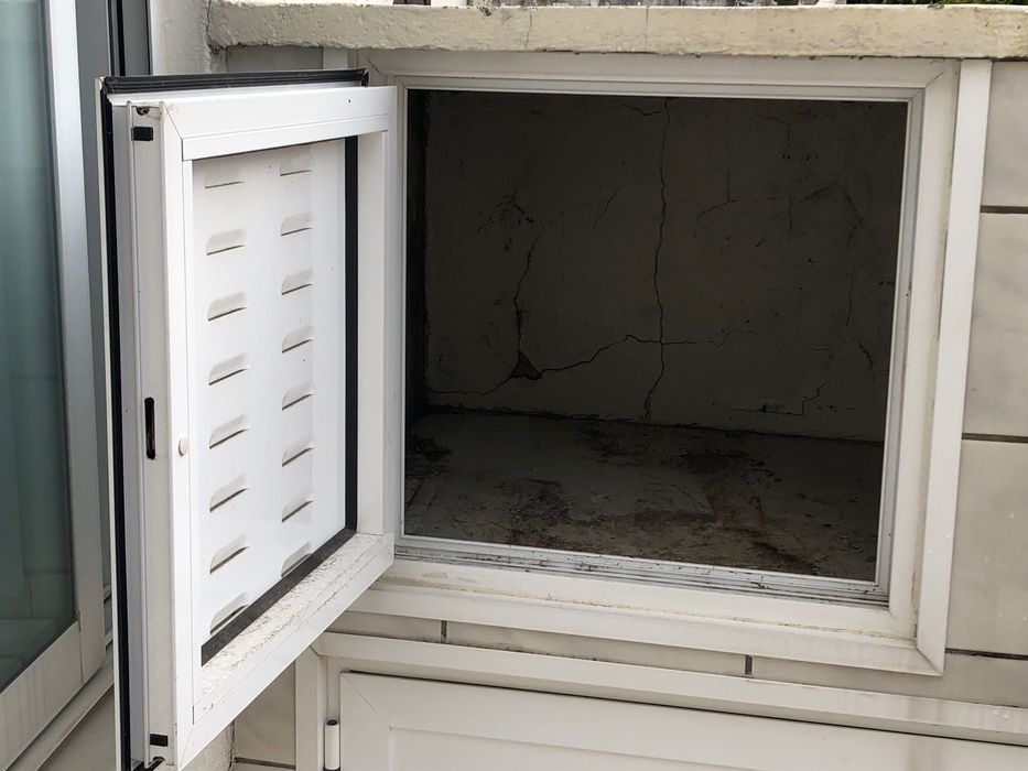 Porta em alumínio branco - arrumos exteriores
