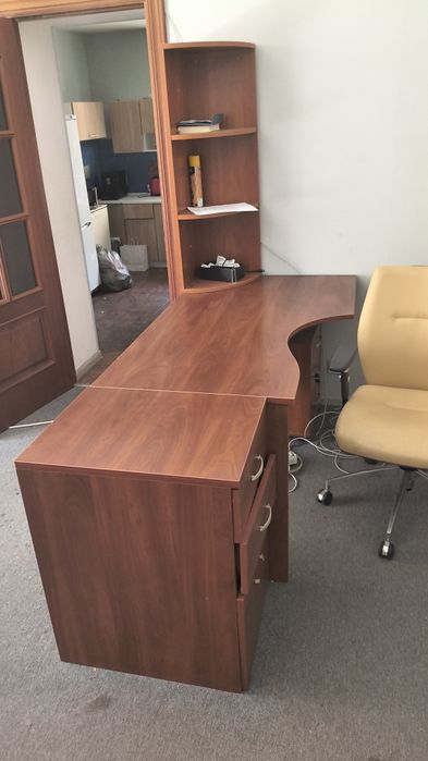 Срочно продам офисные столы , кресла шкафы б/у