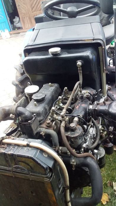 Трактор з плугом