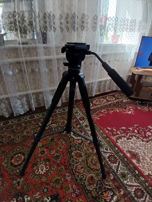 Продаю штатив bresser TR-688V (F002036)