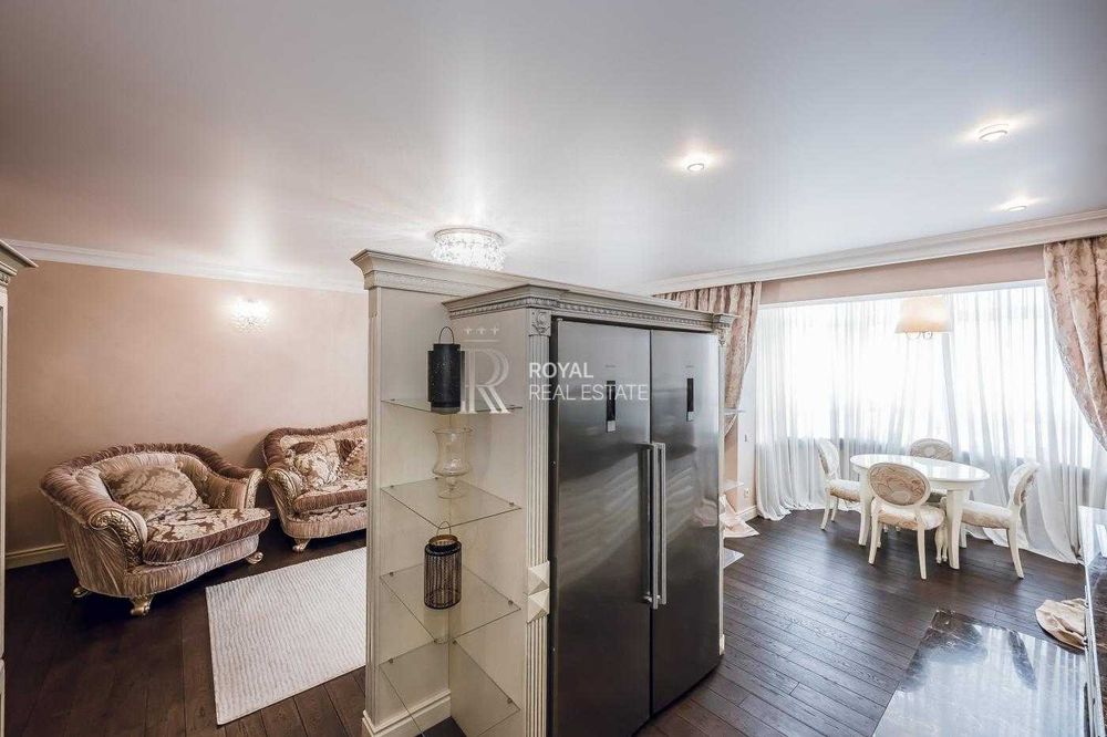 Продаж 3-кімнатної квартири Київ ЖК Космополітен 117 м² 9 поверх преміальний ремонт меблі з масиву дерева паркетна дошка охорона