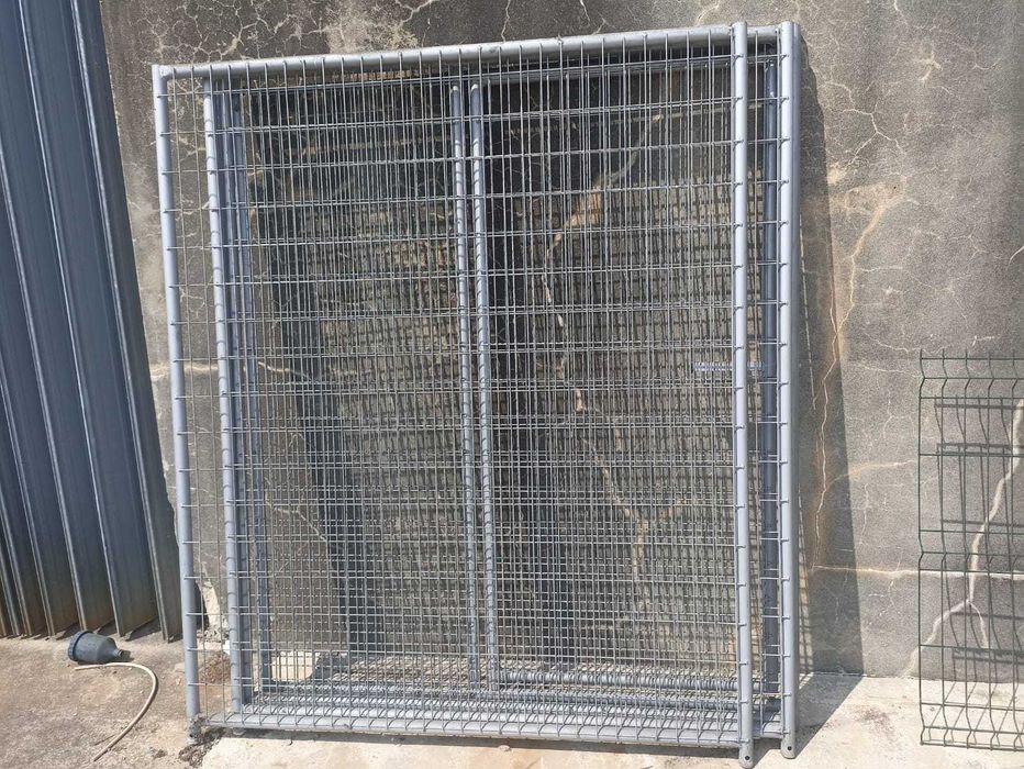 4 painéis para estrutura em rede galvanizada com um módulo com porta