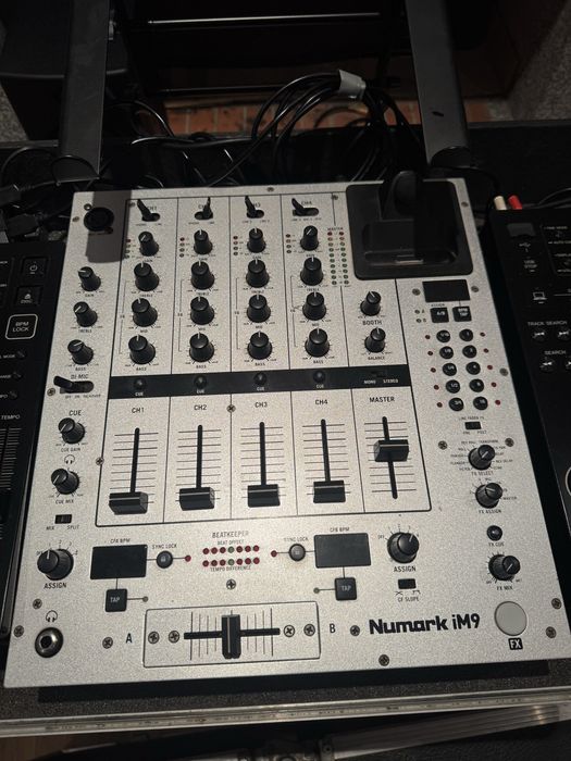 CDJs 350 e mesa Numark iM9