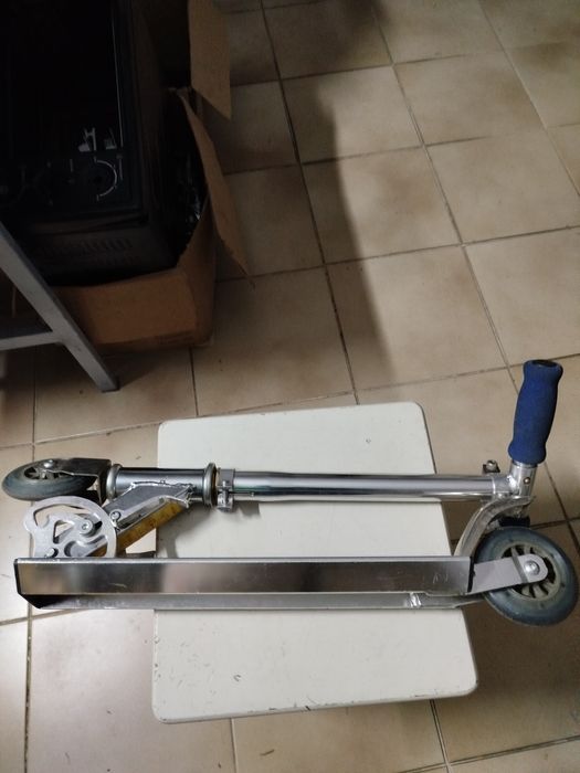 Trotinete em alumínio e aço inoxidável.