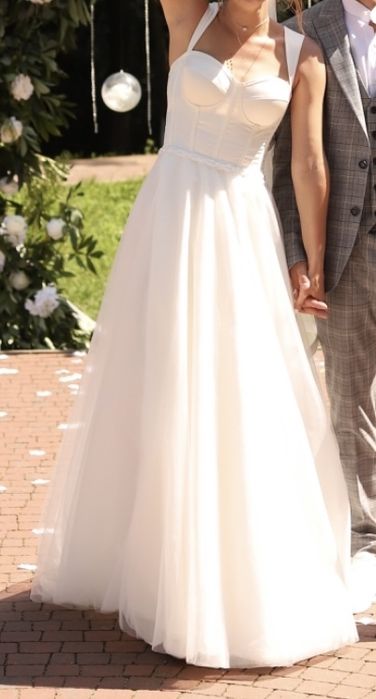 Дуже гарна весільна сукня