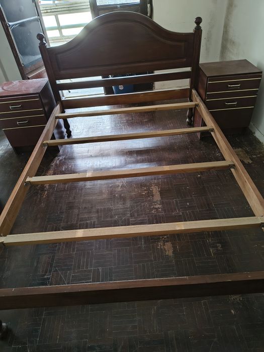 Cama  de casal com 2 mesinhas de cabeceira com estrado novo.